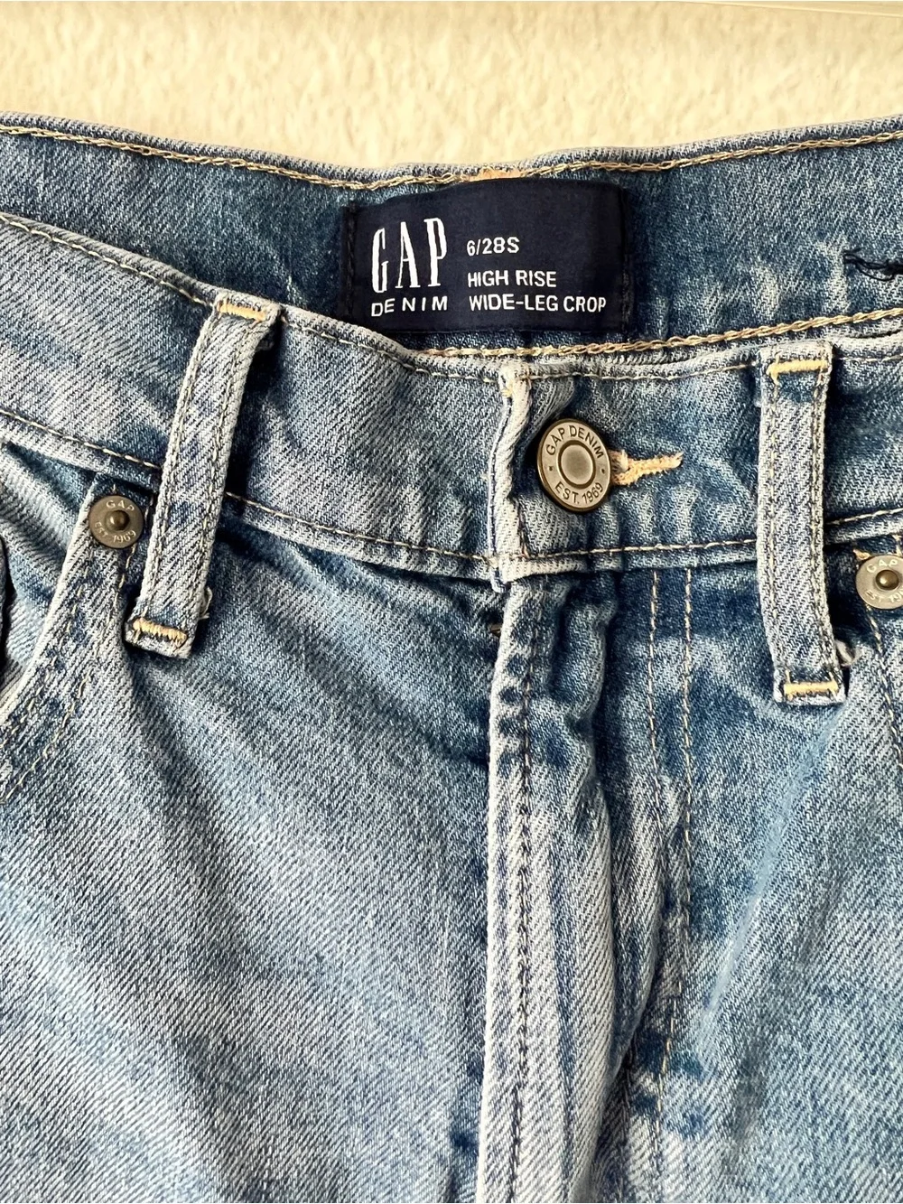 GAP high rise wide leg crop jeans in a perfect lived-in light wash Size 6/28S